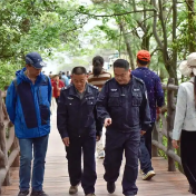 清凉执法护航“热”游季！张家界：制服蓝里藏着“暖”风景