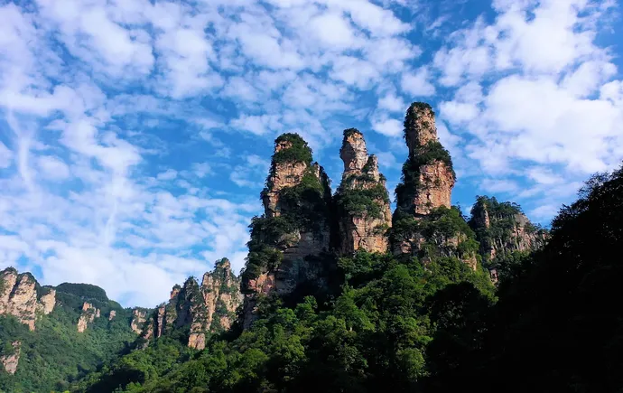 张家界十里画廊秋高气爽 如画美景引客来