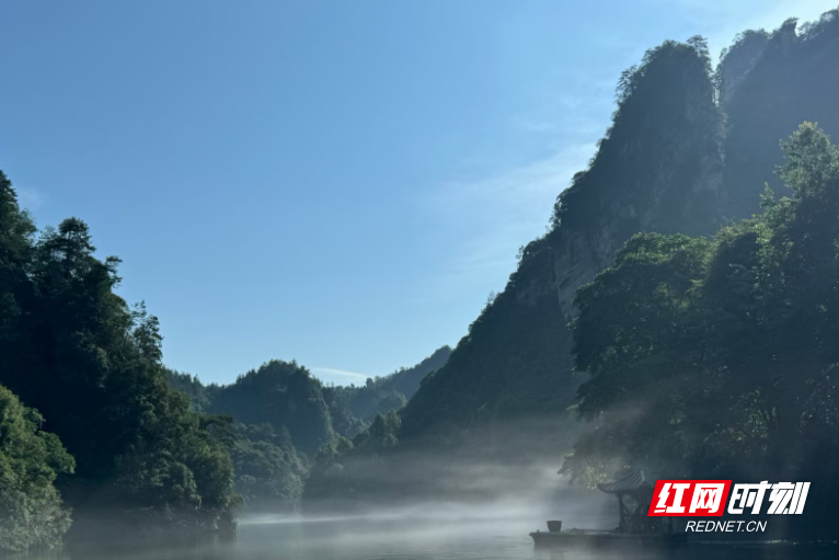 张家界宝峰湖：初秋晨曦中的梦幻盛景