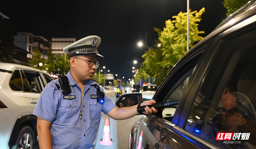 警灯闪烁护平安！张家界交警夜查筑牢道路安全防线