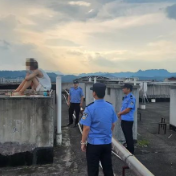 28层天台边缘的生死5秒！民警拽回了生的希望