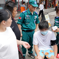 张家界千米高山游客突发不适 “旅游医生”专业施救转危为安