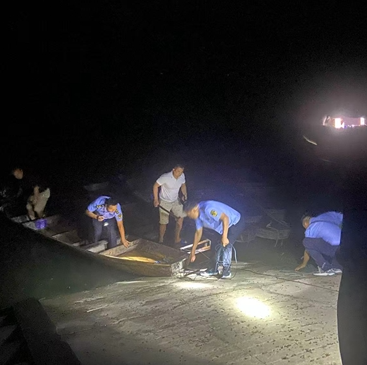 永定区阳湖坪街道当场销毁一顶风作案的“三无”渔船