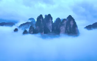 张家界黄石寨云海：悬浮于天地间的水墨仙境