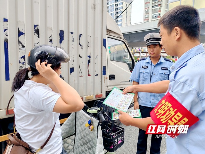 张家界:市民化身劝导员共筑交通安全防线