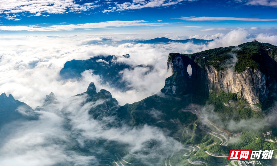 天门山全景 覃少波摄_副本.jpg