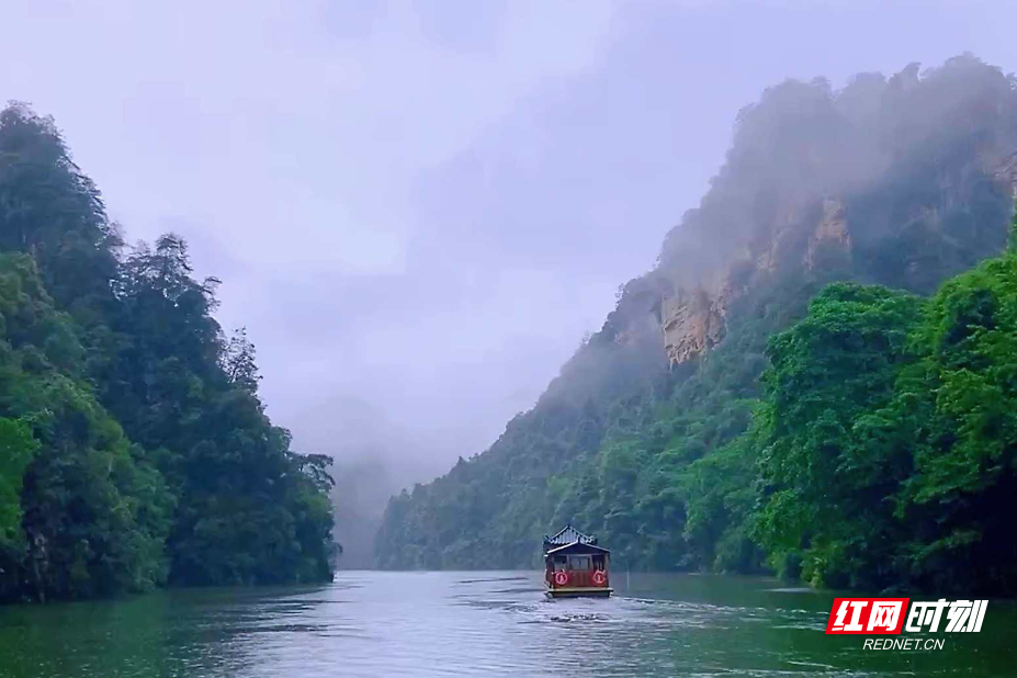 金秋细雨如织纱 张家界宝峰湖山水成画引客来