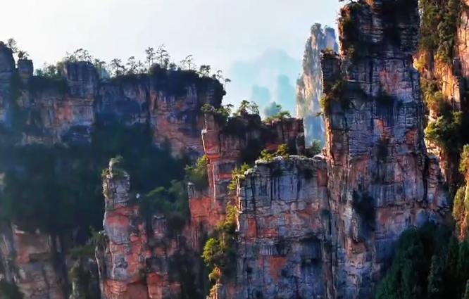 杨家界冬日仙境上线：丹崖雾霭伴暖阳，峰墙秘境引客来