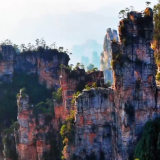 杨家界冬日仙境上线：丹崖雾霭伴暖阳，峰墙秘境引客来