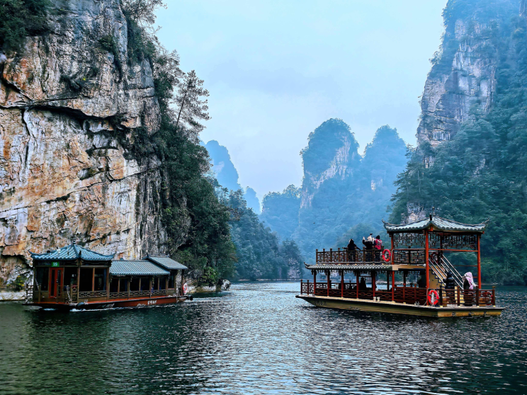 外国博主探秘张家界宝峰湖，湖光山色与非遗圈粉全球