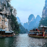 外国博主探秘张家界宝峰湖，湖光山色与非遗圈粉全球