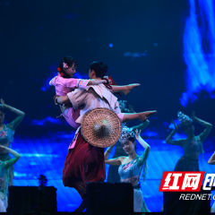 张家界魅力湘西新年首演 3000余游客观演