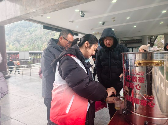 一杯姜茶暖寒冬 志愿服务显温情 吴家峪门票站元旦假期开展暖心志愿服务活动