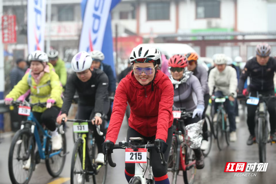 近两百骑友雪中竞逐 张家界市自行车协会焕新启程
