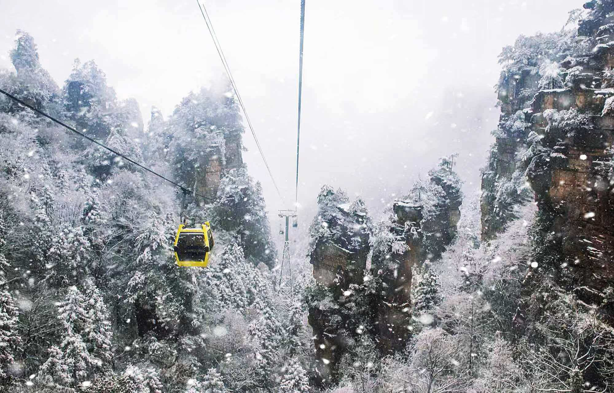 杨家界迎新年初雪：峰林裹银装 缆车穿雾凇