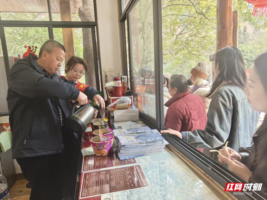 金鞭溪景区管委会为游客热情服务,每天提供免费开水。.jpg 金鞭溪景区管委会为游客热情服务,每天提供免费开水。.jpg