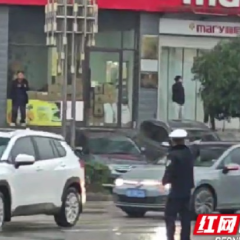 雨幕守初心 警暖返程路—— 慈利县江垭交警中队冒雨护航务工人员出行