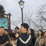 张家界国家森林公园天子山峰林之上，香港游客深情唱响《我和我的祖国》