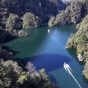 张家界市武陵源区：春色荡漾宝峰湖 天晴景美游人醉（组图）