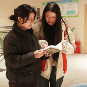 学雷锋践初心 书香润青春——张家界学院学子志愿服务新华书店 以阅读筑牢文化自信