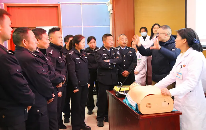 医警联动“救”在身边 武陵源交警学急救为安全再加码