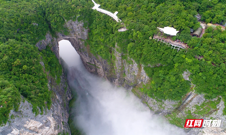 天门吐雾 邵颖摄_副本.jpg