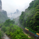 张家界十里画廊：春分烟雨入画廊 生肖电车醉春光