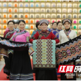 张家界市：土家族织锦成入境游客消费新宠