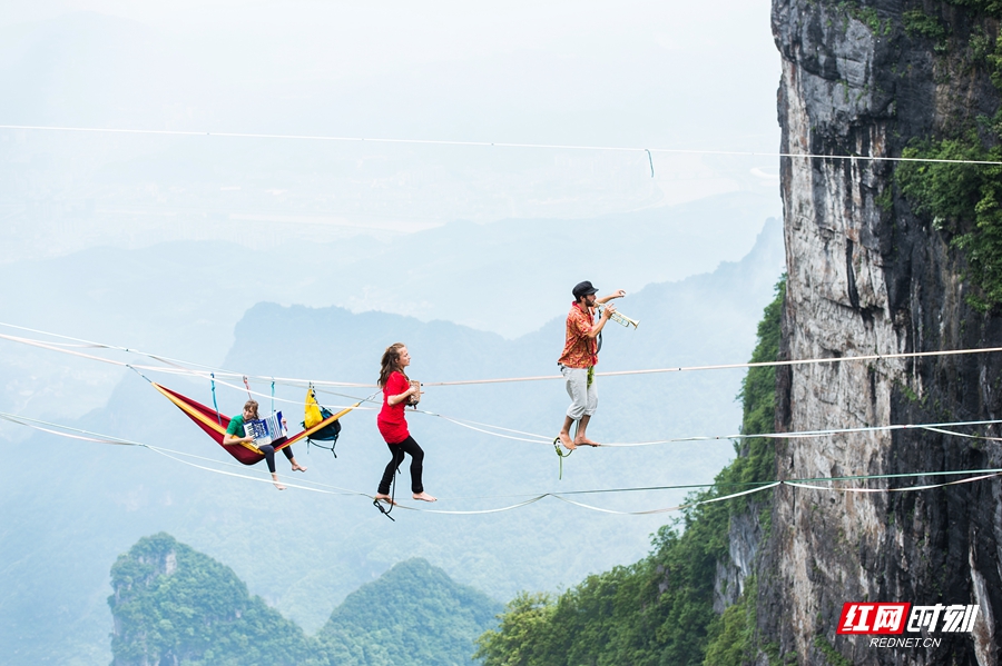 2018天门山高空扁带乐队表演 宋卫红 摄_副本.jpg 2018天门山高空扁带乐队表演 宋卫红 摄_副本.jpg