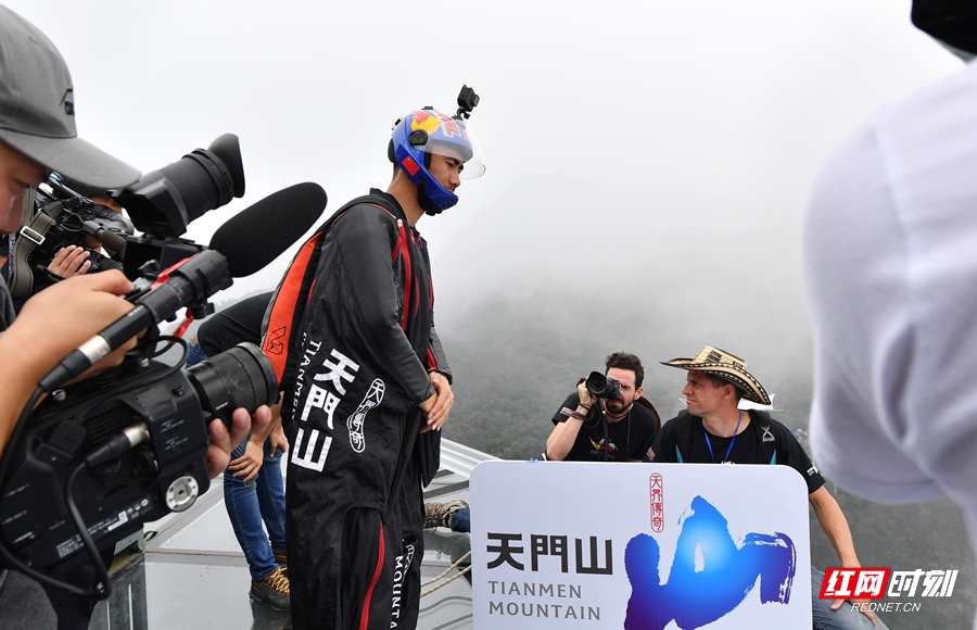 2018翼装飞行世锦赛张树鹏获竞速第四穿靶季军 (4)_副本.jpg 2018翼装飞行世锦赛张树鹏获竞速第四穿靶季军 (4)_副本.jpg