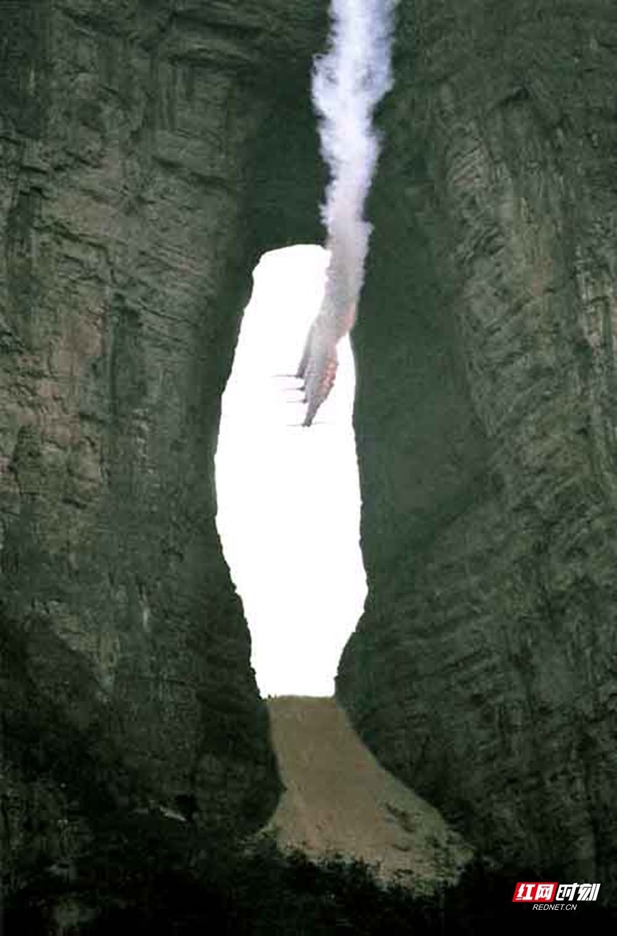 1999飞机穿越天门洞现场 资料图_副本.jpg 1999飞机穿越天门洞现场 资料图_副本.jpg