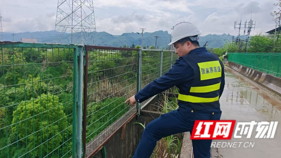 湖南高速集团张家界分公司慈利管理所开展天桥防抛网专项巡查