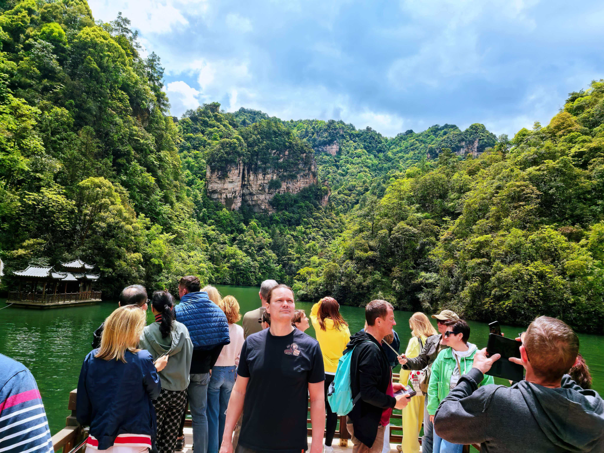 碧水映峰迎远客，俄罗斯游客沉醉宝峰湖绿水青山