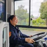 游客特意拨打12345 就为表扬这位张家界公交女司机
