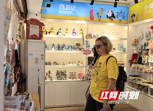 武陵源：特色文创商品受外国游客青睐  （组图）