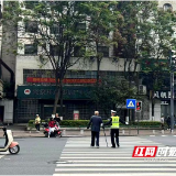 张家界交管一大队：暖心护送老人过马路 筑牢警民鱼水情