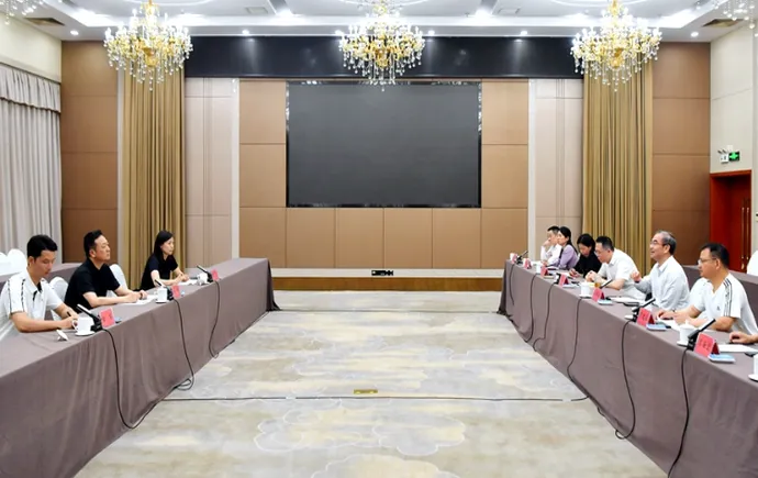 张家界市与广东四季文旅控股有限责任公司举行会谈