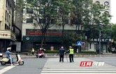 张家界交管一大队：暖心护送老人过马路 筑牢警民鱼水情