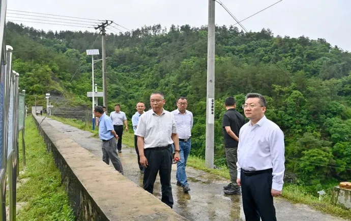陈澎“四不两直”检查防汛救灾工作