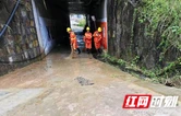 暴雨来袭，张家界高速开展涵洞清淤作业