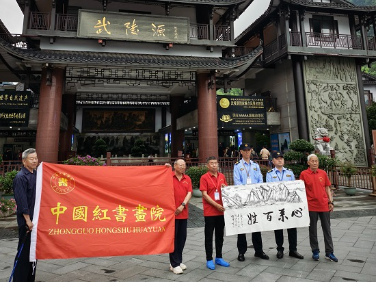 暖心服务赢赞誉 游客赠书法致谢吴家峪门票站
