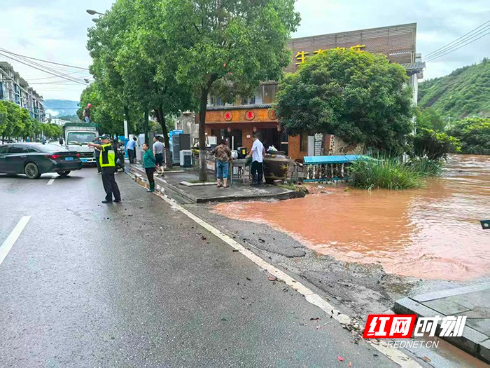 与风雨竞速 为平安护航!桑植公安交管大队全力筑牢雨天道路安全防线