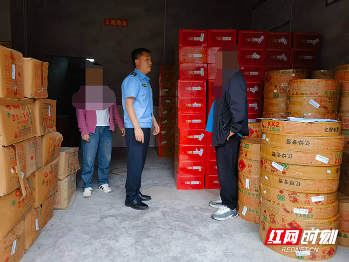 桑植县通报3起烟花爆竹超量储存典型案例