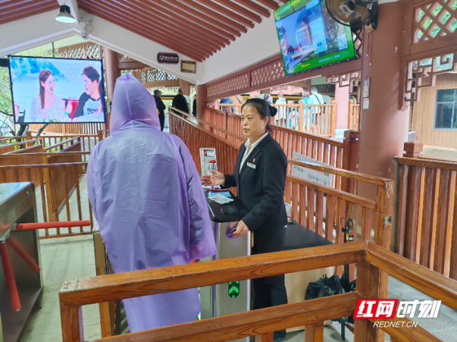 张家界宠游客｜十里画廊观光电车：筑牢安全防线 暖心服务相伴