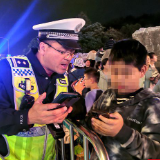 张家界宠游客｜暖心接力！张家界市民与交警携手帮助走失游客姐弟团聚