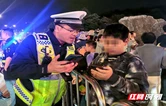 张家界宠游客｜暖心接力！张家界市民与交警携手帮助走失游客姐弟团聚