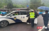 张家界宠游客｜游客景区突发晕倒  交警紧急护送就医