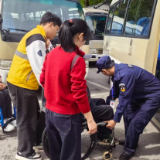 张家界宠游客｜五一暖心瞬间！张家界易程天下环保客运“公主抱”暖爆朋友圈