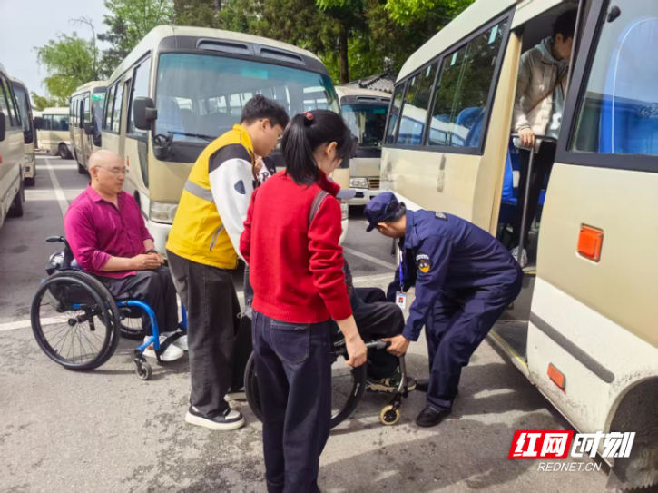 张家界宠游客｜五一暖心瞬间！张家界易程天下环保客运“公主抱”暖爆朋友圈