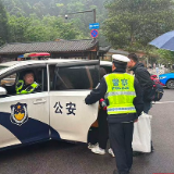 张家界宠游客｜游客景区突发晕倒  交警紧急护送就医